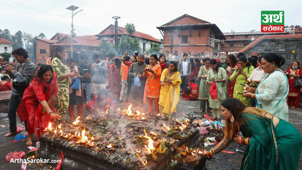 साउनको पहिलो सोमबारः पशुपतिमा श्रद्धालुको व्यापक घुइँचो (तस्विरहरु)
