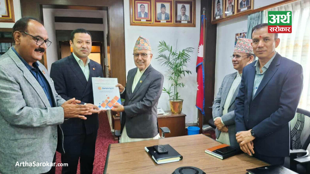 भौतिक पूर्वाधार पुनर्निर्माण गर्न सूर्यज्योति लाइफ इन्स्योरेन्सले सरकारलाई दियो डेढ करोड - arthasarokar.com